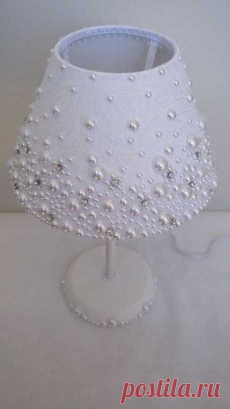 Abajur com cúpula revestida em tecido, com pérolas e stras.