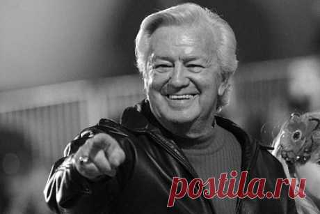 Умер актер сериала «Она написала убийство» Рон Мэйсэк. На 87-м году жизни умер актер сериала «Она написала убийство» Рон Мэйсэк. Сообщается, что артист, известный по роли шерифа Морта Мецгера в проекте, умер по естественным причинам в окружении своей супруги и шестерых детей. В фильмографии Мэйсэка было несколько десятков картин, актер также занимался озвучкой.