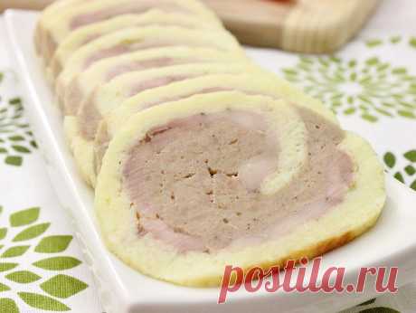 Сырный рулет с курицей 

Отличная закуска на праздничный стол. Сырный рулет с начинкой из куриного мяса и фарша.