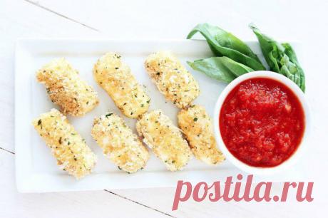 Сыр, запеченный в панировочных сухарях
300 г сыра (моцареллы, сулугуни, адыгейского) нарежьте брусочками и отправьте в морозилку на минут 15. Смешайте панировочные сухари с ароматными травами на ваш вкус, а в отдельной посуде взбейте яйцо с 1 ст. л. молока. Подмороженные брусочки обваляйте сначала в муке, затем обмакните в яйцо, потом обваляйте в сухарях. Выложите на противень, застланный пергаментом. Запекайте 10–15 минут при 200 градусах.