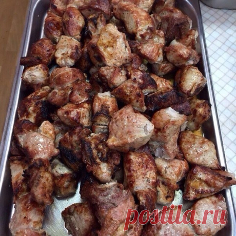 Вкуснейший шашлык в духовке


Мясо не отличить от пожаренного на мангале!
Приготовление элементарное, а мясо получается нежное, сочное,
слегка поджаренное.
Секреты приготовления такого мяска:
1. готовить надо в рукаве для запекания.
2. на луковой подушке. Причем лук должен быть маринованный. Именно он
более всего и придает мясу вкус шашлыка.
Но обо всем по порядку…

Ингредиенты и способ приготовления смотрите на нашем сайте https://happyrecipe.ru/recipes/91012/vkusnejshij-s...