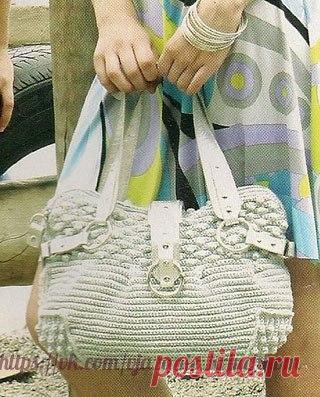 Сумка

Вам потребуется: 200 г пряжи linha Camila Fashion (100% мерсеризованный хлопок, 500м/100г);
Крючок 2 мм;
Застежка-молния;
Металлические кольца;
Кусочки кожи;
Нить для сшивания

Используемые сокращения
В. п. – воздушная петля;
СБН – столбик без накида;
С1Н – столбик с 1 накидом

Описание вязания
Вязать в 2 нити!

Задняя часть: двойной нитью крючком связать цепочку длиной 18 см и вязать СБН, прибавляя п. с обеих сторон, примеряя по выкройке. На высоте 16 см от начала ...