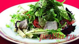 Салаты с тунцом Салаты с тунцом вполне можно считать классическим, если мы говорим о кухне Соединённых Штатов. По популярности и обилию рецептов они сравнимы с салатом Оливье в нашей стране. Однако в Великобритании, Франции и Германии салаты с тунцом также весьма по