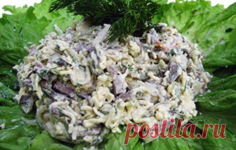 Салат с печенью и маринованными грибами