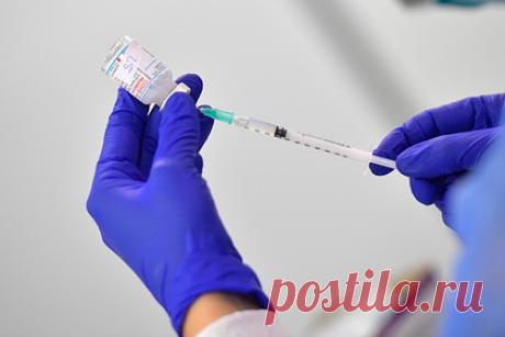 Тысячи жителей Германии получили физраствор вместо вакцины от коронавируса. Тысячи жителей округа Фрисландия (федеральная земля Нижняя Саксония), вероятно, получили физраствор вместо вакцины от коронавируса. Сотрудница центра вакцинации подменяла вакцину Pfizer на физраствор, и это происходило не менее шести раз. Подозреваемая объясняла, что у нее якобы «падали ампулы с настоящим препаратом».