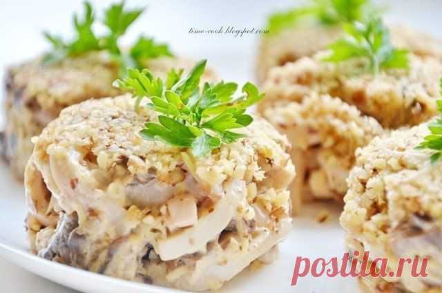 Ореховый салат с кальмарами. Продукты: 500 гр. кальмаров (у меня получилось 3 штучки) 300 гр. свежих ...