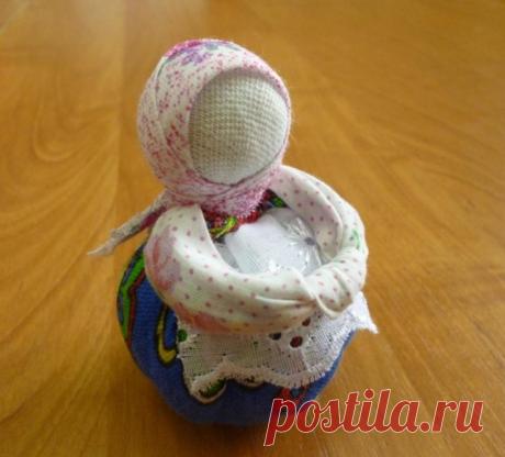 Эту обережную куколку-мотанку готовили без металлических предметов. Для рождения такой важной в домашней жизни куклы нужен особенный день. Чтобы Хозяюшка обрела обережную силу, ее нужно смастерить, как того требуют предания, в понедельник, вторник или субботу. Делали сразу, не бросая работы. Во время изготовления читали обережные заговоры или молчали.