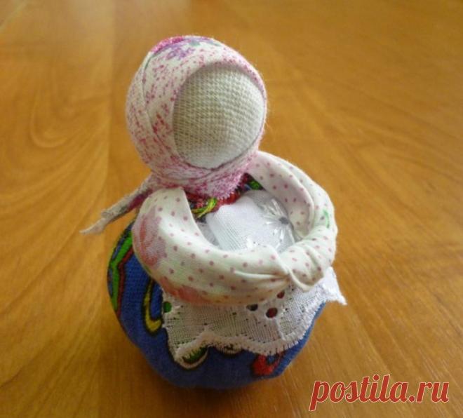 Эту обережную куколку-мотанку готовили без металлических предметов. Для рождения такой важной в домашней жизни куклы нужен особенный день. Чтобы Хозяюшка обрела обережную силу, ее нужно смастерить, как того требуют предания, в понедельник, вторник или субботу. Делали сразу, не бросая работы. Во время изготовления читали обережные заговоры или молчали.