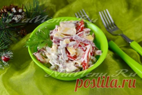 Салат с копченой колбасой, помидорами и сыром, рецепт