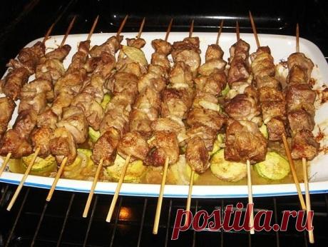 Самое нежное мясо! Куриный шашлык с картошкой в духовке
Ингредиенты:
Филе куриное (из бедра) — 1,5 кг
Лук репчатый — 4 шт
Соль (по вкусу)
Перец черный (молотый, по вкусу)
Уксус столовый (9%) — 50 мл
Картофель — 7 шт
Приготовление:
Нарезаем куриное филе на небольшие кусочки, складываем в миску. Добавляем, перец, соль, лук нарезанный колечками, уксус.

Перемешиваем и оставляем мариноваться мясо, приблизительно на 1-2 часа.

Сырую картошку чистим, нарезаем колечками и выклады...
