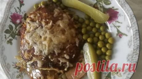 Мясо по-французски в духовке в натёртом картофеле Мясо по-французски — всегда вкусно. Здесь рецепт не совсем обычный. Картофель натирается на тёрке. Мясо заворачивается в этот фарш. Очень вкусно! Готовьте!