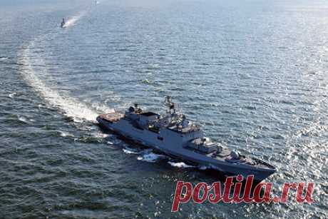 Россия и Индия провели совместные морские учения. Корабли Индии и России провели совместные учения в Балтийском море. Как сообщает пресс-служба ВМС Индии, учения проводились в рамках маневров «Индра-2021». Военные отрабатывали противовоздушные стрельбы, упражнения по пополнению запасов, вертолетные операции и совместное маневрирование.