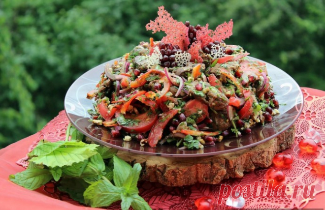 ​Грузинский салат с куриной печенью и гранатом