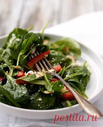 Клубнично-маковый салат к шашлыку