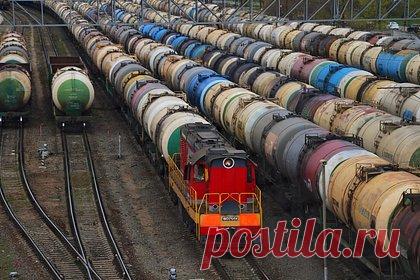 Поставкам за рубеж одного вида топлива из России предсказали снижение в два раза. Объем поставок за рубеж российского дизельного топлива снизится в октябре в два раза на фоне решения властей о частичном их возобновлении, заявил заведующий сектором экономического департамента Института энергетики и финансов Сергей Кондратьев. Эксперт ожидает, что показатель составит около 1,4-1,5 миллиона тонн.