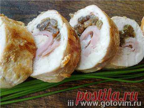 Рулетики из куриной грудки с изюмом и ветчиной. Рецепт с фото Из одной куриной грудки можно приготовить 7 полноценных рулетиков с начинкой из изюма и ветчины. Одновременно с мясом готовят соус, которым поливают уже готовое блюдо на тарелке.