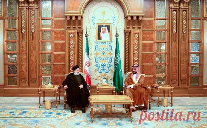 Bloomberg узнал, что предложил Эр-Рияд Ирану из-за войны ХАМАС и Израиля. Иран и Саудовская Аравия в этом году стали восстанавливать отношения, разрыв которых произошел в 2016-м. Из-за войны Израиля и ХАМАС Эр-Рияд предложил Тегерану углубить сотрудничество в обмен на помощь в нерасширении конфликта