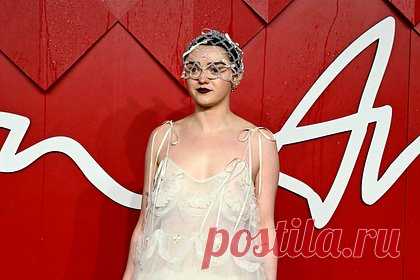Звезда «Игры престолов» вышла в свет в прозрачном платье без бюстгальтера. Британская актриса Мэйси Уильямс пришла на церемонию вручения премий в сфере моды British Fashion Awards в Лондоне в откровенном наряде без бюстгальтера. 26-летняя звезда, известная по роли Арьи Старк в сериале «Игра престолов», появилась на публике в пышном белом платье длины макси на тонких бретелях.