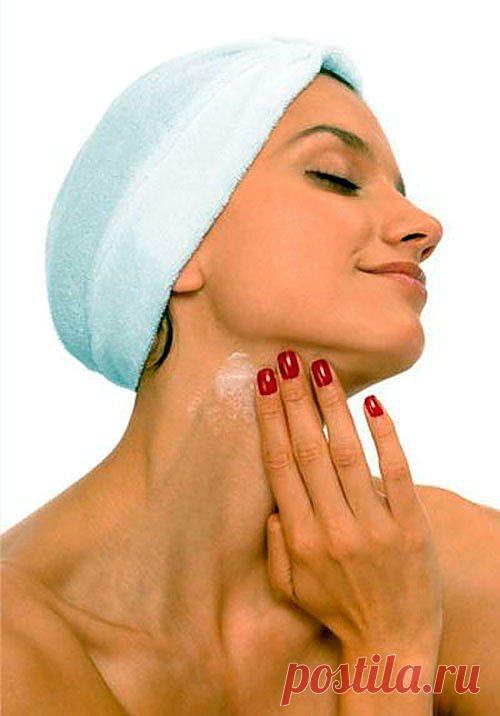 Как убрать второй подбородок в домашних условиях 
Многие женщины задаются вопросом, как убрать второй подбородок – и необязательно это дамы с лишним весом. Довольно стройные и молодые женщины также подвержены этой проблеме, и стоит приложить некоторые усилия, чтобы избавиться от нее. Это не значит, что вам придется нести значительные затраты или прибегать к новомодным дорогим методикам.Средства, способные вам помочь, довольно доступны и практически бесплатны.