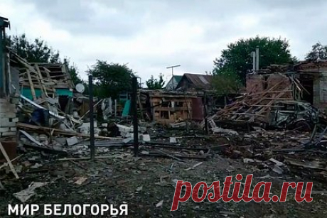 Разрушения после ночного удара ВСУ по российскому городу сняли на видео. Жители приграничного города Валуйки в Белгородской области сняли на видео разрушения после ночного удара Вооруженных сил Украины (ВСУ). На записи видно практически полностью уничтоженные частные дома на одной из улиц города. У нескольких зданий разрушены крыши и стены, внутри следы пожара.