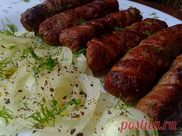 Чевапчичи в беконе и с луком