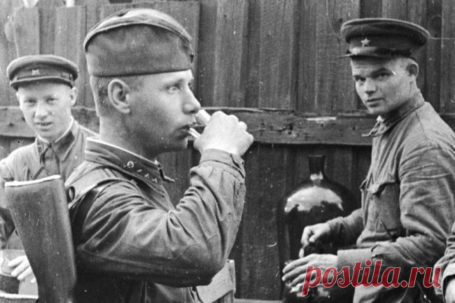 «Наркомовские» сто грамм: почему их не пили опытные фронтовики Впервые сто граммов водки стали выдавать бойцам Красной армии во время войны СССР с Финляндией: это было продиктовано сильными морозами. Так как автором идеи был нарком обороны СССР Климент Ефремович Ворошилов, то порцию прозвали «наркомовской». Танкистам выдавали двойной паёк, а лётчиков «баловали» коньяком.