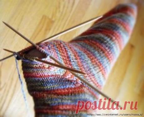 Вяжем "съемную" пятку на носке.

При изношенности пятки она легко заменяется новой .

Начинайте вязание носка привычным для вас способом - от резинки (сверху вниз, к стопе) или от мыска.  Вяжите носок до начала пятки. Затем петли, на которых предполагаете вязать пятку, провяжите дополнительной ниткой контрастного цвета, переместите их обратно, на левую спицу и продолжайте вязать прежними нитками. Когда носок закончен, все петли закрыты, удалите контрастную нить и открытые ...