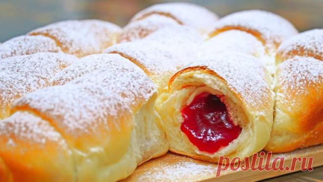 Мягкие как пух! Удивительно простой рецепт булочек к чаю.
Сегодня хочу поделиться отличным рецептом дрожжевого теста на молоке. Приготовим булочки с вареньем! Это тесто можно использовать и для других булочек или пирогов. Булочки получаются мягкими, пышными и невероятно вкусными. Тесто замешивается довольно легко вручную, и работать с ним — одно удовольствие.

Ингредиенты:
 200 мл. тёплого молока
 10 гр. свежих дрожжей (3-4 гр. сухих)
 40 гр. сахара
 1 среднее яйцо
 +/-400...