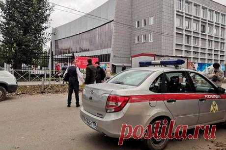 Продолживший лекцию во время стрельбы профессор объяснил свои действия. Преподаватель Пермского государственного университета (ПГНИУ) Олег Сыромятников, продолживший лекцию во время стрельбы, объяснил свой поступок. По его словам, его действия были были согласованы с деканом факультета. Лектор также отметил, сразу закрыл металлическую дверь аудитории, которую невозможно пробить выстрелом.