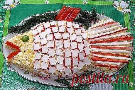 Любой салат,украшенный крабовыми палочками