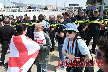 В Грузии назвали лицемерами протестующих против авиасообщения с Россией. Мэр Тбилиси Каха Каладзе поддержал решение о восстановлении авиасообщения Грузии и России и высказался о тех, кто выступил против этой инициативы. Мэр грузинской столицы назвал лицемерами протестующих против авиасообщения. По его словам, в России живет много грузин и теперь у них есть возможность приехать на родину.
