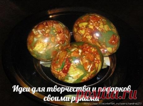 Красим яйца оригинальным способом. "Мраморные". 

Способ покраски проверенный веками, экологически чистый и безопасный. Рвем очень мелко луковую шелуху. 
ШАГ № 1 Обмакиваем яйцо в миске с водой. 
ШАГ №2 Обваливаем яйцо в шелухе, если прилипает плохо, лепим насильно. 
ШАГ №3 Выкладываем яйцо на марлю и еще немного подсыпаем шелухи. ШАГ №4 Марлю туго завязываем, распределяем шелуху аккуратно, где сместилась. 
ШАГ №5 Отрезаем лишнее. 
ШАГ№ 6 Яйца ставим варить, добавляем ложк...