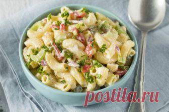 Салат из макарон со свежими овощами и домашним майонезом          Холодный салат из макарон с томатами и сельдереем – прекрасное решение для ужина, он может стать как самостоятельным блюдом, так и дополнением к мясу или рыбе.   Ингредиенты        Макароны  250 г      сельдерей  1 стеб.      помидоры  2 шт.      синий лук  1 шт.      петрушка  по вкусу      соль  по вкусу      домашний майонез  3-4 ст.