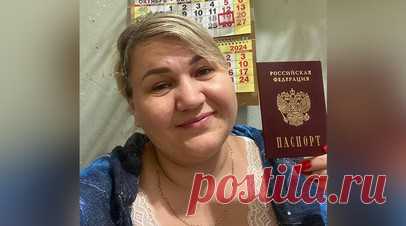 «Ревела от счастья»: МВД помогло соотечественнице из Туркменистана получить российский паспорт. Героиня проекта «Не один на один» 43-летняя Анна Емельянова, которая более 20 лет не могла оформить российское гражданство, получила паспорт РФ. Благодаря содействию МВД у женщины приняли заявление на гражданство, несмотря на помарки в свидетельстве о рождении, а также нарушение миграционного режима. Женщина приехала в Россию из Туркменистана в 1998 году, а когда обратилась в миграционную службу,…