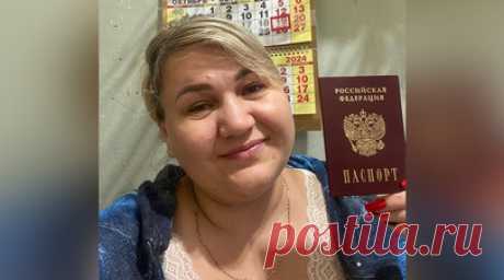 «Ревела от счастья»: МВД помогло соотечественнице из Туркменистана получить российский паспорт. Героиня проекта «Не один на один» 43-летняя Анна Емельянова, которая более 20 лет не могла оформить российское гражданство, получила паспорт РФ. Благодаря содействию МВД у женщины приняли заявление на гражданство, несмотря на помарки в свидетельстве о рождении, а также нарушение миграционного режима. Женщина приехала в Россию из Туркменистана в 1998 году, а когда обратилась в миграционную службу,…