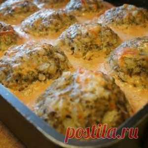 Тефтели с грибами, запеченные в духовке в томатно-сметанном соусе