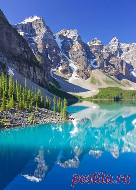 Moraine Lake | Top 10 most amazing places to travel...want to stop here on the way to AK!  |  Найдено на сайте holidayfeed.com.