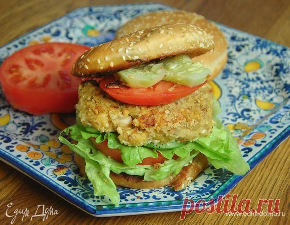 Вкус бургеров можно разнообразить при помощи специй: любите средиземноморскую кухню — добавьте розмарин, майоран и орегано, нравится ближневосточная — положите кориандр, ну а если вы поклонник грузинских ароматов, смело сыпьте хмели-сунели! Вместо кешью подойдут арахис, миндаль, кедровые или грецкие орехи.