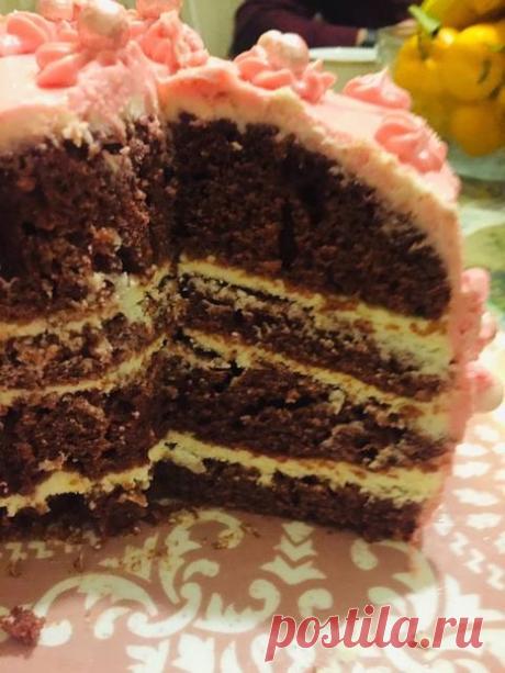 Торт «Красный бархат»

Ингредиенты
Тесто:
3 яйца
300 гр сахара
300 гр кефира
400 гр муки
10-14 гр алаколизированного какао и сухой (у меня гелиевый) краситель
15 гр разрыхлителя
80 гр растительного масла (без запаха)
100 гр сливочного масла
Крем:
200 гр сливочного масла
200 гр сахарной пудры
600 гр творожного сыра
10 гр ванильного экстракта

Как приготовить
Яйца взбить с сахаром добела на средней скорости, добавить кефир, все смешать.
К кефиру добавить краситель, размешать...