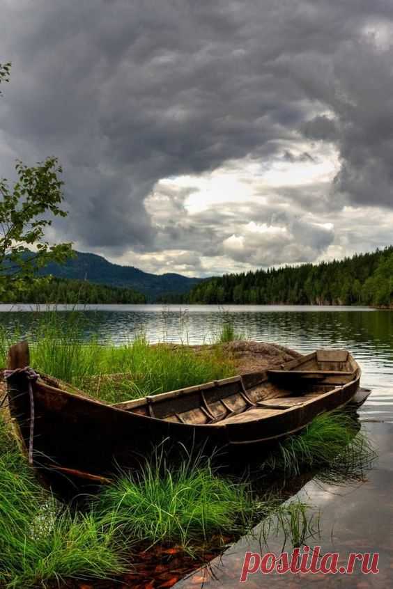 Tumblr is a place to express yourself, discover yourself, and bond over the stuff you love. It's where your interests connect you with your people. ***

Что-то странное во мне
Нарастает с каждым днем.
По ночам я вижу сны,
В них мы вместе, мы вдвоем.
Мы стоим на берегу,
Море плещется вокруг.
Я касаюсь твоих рук,
Ты касаешься моих.
Ветер шепчет нам слова,
С неба падает звезда,
И ее нам не поймать.
Не хочу я засыпать.
Пусть во сне нас двое будет,
Пусть нас мир не позабудет.
Если это только снится…
