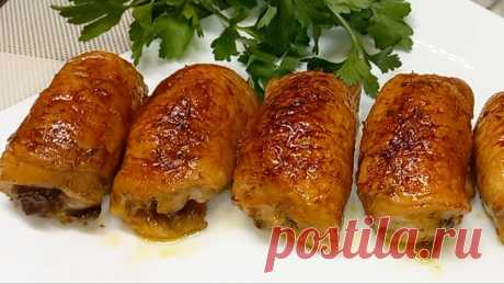 Друзья, всем привет! Предлагаю приготовить очень вкусные рулетики из куриных бедер с начинкой. Готовятся быстро и легко. Мясо получается сочным.Попробуйте приготовить, гости будут очень довольны. Порадуйте себя и своих близких вкусными куриными рулетиками с начинкой.  Рецепт: Куриные бедра - 6 шт.  Для маринада: Соль - 1 ч.л. Перец -1/3 ч.л. Паприка - 1 ч.л. Чеснок -  3 зубчика. Раст. масло - 3 ст.л.  Для начинки: Лук - 1 шт. Шампиньоны - 150 гр. Масло сливочное - 30 гр. С...