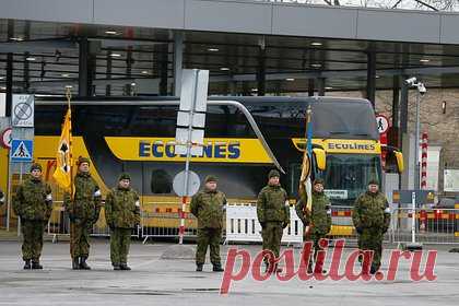 В Эстонии захотели сохранить автобусный маршрут в Петербург. Эстонские автобусные компании захотели сохранить маршрутные линии, связывающие Таллин с Санкт-Петербургом, несмотря на закрытие КПП «Ивангород». Об этом пишет портал ERR. Однако уточняется, что количество таких рейсов сократится вдвое. Несмотря на это, полностью прекращать сообщение между странами они не планируют.
