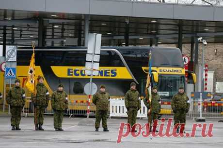 В Эстонии захотели сохранить автобусный маршрут в Петербург. Эстонские автобусные компании захотели сохранить маршрутные линии, связывающие Таллин с Санкт-Петербургом, несмотря на закрытие КПП «Ивангород». Об этом пишет портал ERR. Однако уточняется, что количество таких рейсов сократится вдвое. Несмотря на это, полностью прекращать сообщение между странами они не планируют.