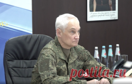 Представители группировки "Восток" показали Белоусову новые образцы БПЛА. Среди них были дроны, предназначенные для доставки провизии и боекомплекта штурмовым группам на линию боевого соприкосновения, современные ударные беспилотники, а также FVP-дрон