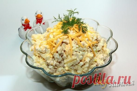 Салат с курицей и ананасами