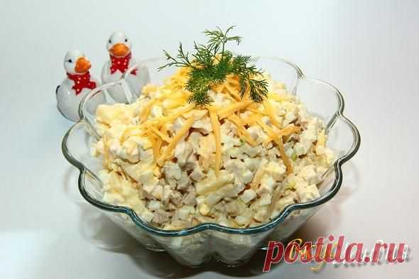 Салат с курицей и ананасами