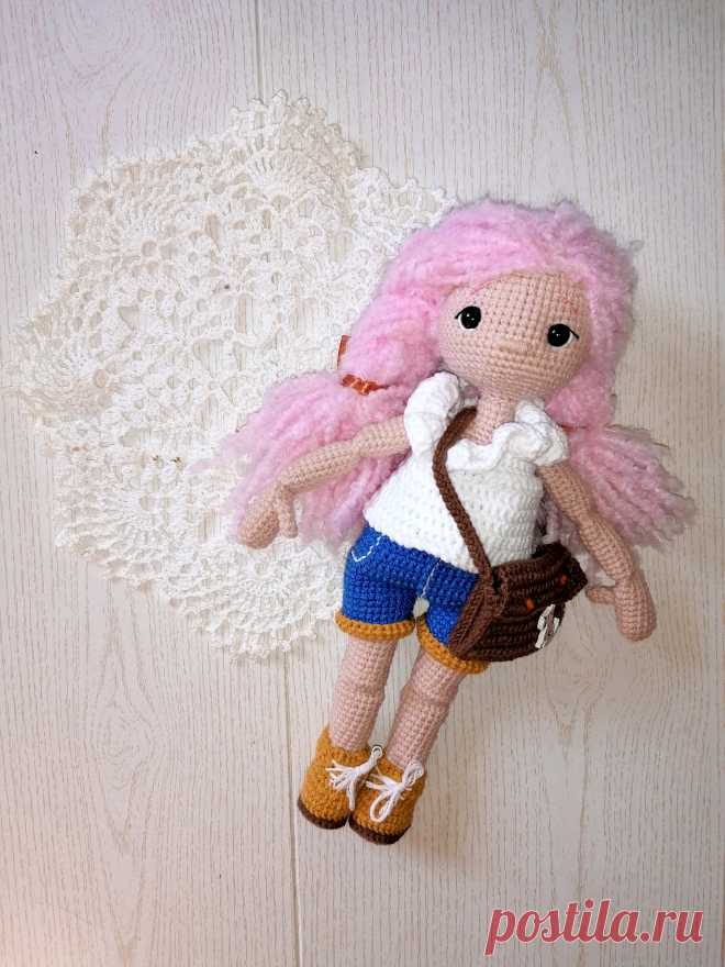 PDF Кукла Танюшка крючком. FREE crochet pattern; Аmigurumi doll patterns. Амигуруми схемы и описания на русском. Вязаные игрушки и поделки своими руками #amimore - кукла в блузке и шортиках, куколка с комплектом одежды, девочка с сумочкой.