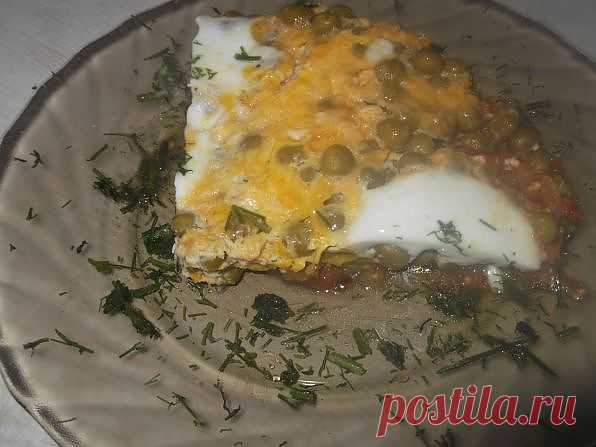 Яичница с горошком \

Лук, перчик, помидор, все режется и поочередно закидывается в раскаленную сковородку. Когда все обжарится, добавляем горошек и заливаем взбитыми или нет яйцами, закрываем крышкой и жарим минут 5, чтобы проварились яйца. Выключаем и подаем к столу