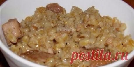 Идеальная перловка приготовленная в духовке с овощами и мясом ! Теперь готовлю часто!
.

Ингредиенты:
500 грамм перловой крупы,350 грамм мяса,
3 небольших или 1,5 средних луковицы,
0,5 средней морковки,
2 листика лаврового листа,
соль и перец по вкусу.
.
Приготовление:
Перловку замочить на 2-3 часа в холодной воде. Мясо порезать мясо на кусочки и обжариваем на сильном огне в утятнице. Лук нарезать и добавляем к мясу, солим. Добавляем перловку и наливаем кипятка на 2,5 паль...