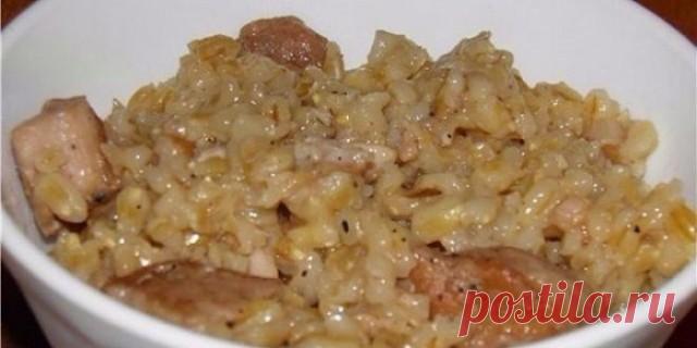 Идеальная перловка приготовленная в духовке с овощами и мясом ! Теперь готовлю часто!
.

Ингредиенты:
500 грамм перловой крупы,350 грамм мяса,
3 небольших или 1,5 средних луковицы,
0,5 средней морковки,
2 листика лаврового листа,
соль и перец по вкусу.
.
Приготовление:
Перловку замочить на 2-3 часа в холодной воде. Мясо порезать мясо на кусочки и обжариваем на сильном огне в утятнице. Лук нарезать и добавляем к мясу, солим. Добавляем перловку и наливаем кипятка на 2,5 паль...